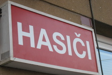 Uzavírka ve Vlašimi komplikuje cestu na hřbitov. Pomohou hasiči