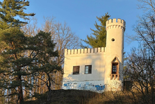 Hákové kříže i zničené koše. Starý hrad ve Vlašimi dvakrát po sobě poškodili vandalové